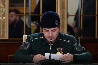 Sotva přečte text z papíru, přesto velí elitní jednotce. Kadyrovův syn čelí posměchu