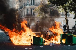 Studenti poukazují na sociální nespravedlnost. Protesty jsou hodně násilné, říká Češka žijící v Paříži