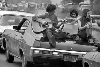 Woodstock 69: Hipíci ucpali dálnici a hrozil nouzový stav. 2 mrtví, 2 porody a sjetá Janis Joplin - Médium.cz