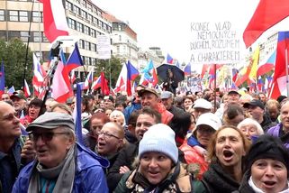 Desetitisíce lidí v Praze opět demonstrovaly za „Česko na 1. místě“. Hymnu zpíval Ortel - Novinky