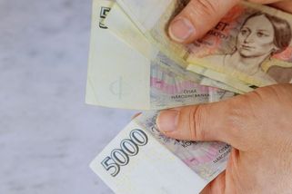 Podvodníci z Trutnovska okradli seniora o milionový majetek. Zneužili jeho osamělosti - Novinky