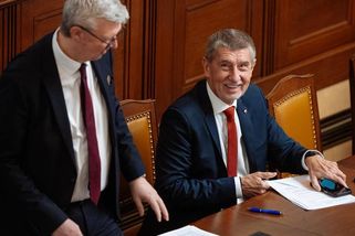 „Vyšetřovala nám různé části těla.“ Babiš kvůli bizarnímu videu nařkl lidovce z krádeže