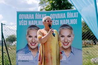 Skandál starosty z Hané: Táhni do p*dele, německá ludro, napsal pěvkyni Peckové