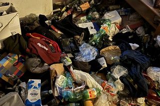 Vydával se za puberťačku, aby vymámil fotky od mladých dívek. Jeho domov připomínal skládku