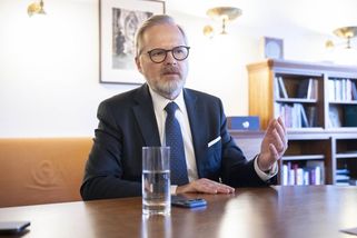 Expremiér Fiala vyrazil s manželkou na výlet: Na čerpací stanici se naštval, klid našel u vodopádu - Super.cz