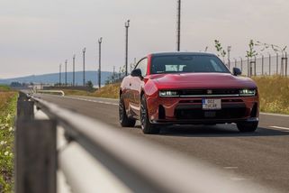 Americký svalovec Dodge Charger je 2 v 1, ale bez osmiválce. Hurikán pod kapotou i tak umí divy