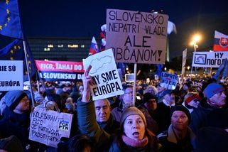 Nu pogodi, Fico. Slováci na náměstích protestovali proti premiérovi - Novinky