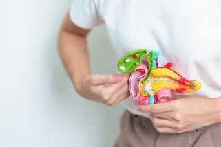 Rakovina slinivky dlouho nebolí. Varovat může změna barvy stolice, bolest zad nebo svědění kůže - Proženy.cz
