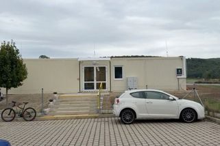 Reportáž: Škola praskala ve švech, žáci museli do kontejnerů. Cena je vysoká - Seznam Zprávy