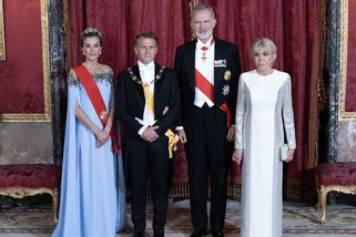 Fádní Brigitte Macron a Letizia jako Elsa: Španělská královna zazářila v pohádkových šatech. Byly z půjčovny - Super.cz
