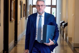 Policistům i hasičům porostou platy, potvrdil Metnar po jednání s odbory - Novinky