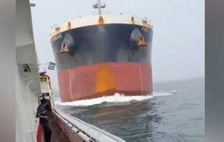 Video: Obří nákladní loď převrátila u Singapuru na bok menší plavidlo - Seznam Zprávy