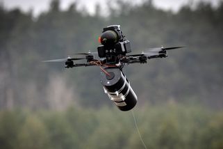 Ukrajinská babička zlikvidovala ruský dron a je z ní hrdinka. Video zaplavilo sociální sítě