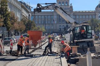 Obrazem: Propojeno. Na Václavském náměstí už jsou kompletně položeny nové koleje