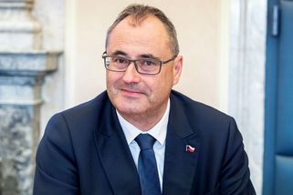Plán propouštět je správný, deset procent úředníků lze škrtnout, říká Šťastný - Novinky
