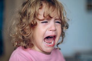 Dítě dostane záchvat vzteku a vy říkáte „uklidni se“? Psychologové radí větu, která funguje mnohem lépe