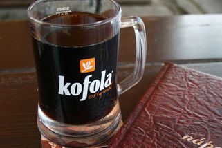Kofein pro Kofolu získávali i z komínových sazí. Po revoluci se její recept prodal za 215 milionů - Médium.cz
