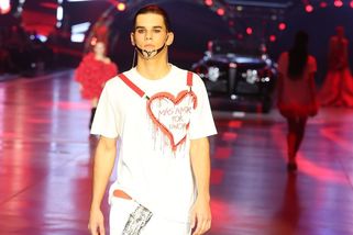 Dvacetiletý syn Emanuele Ridiho poprvé na přehlídkovém mole jako model! Z Giacoma vyrostl neuvěřitelný fešák