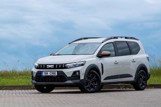 Jezdí za pět, má obří kufr a mnoho dalších výhod: Proč si vybrat hybridní Dacii Jogger - Garáž.cz