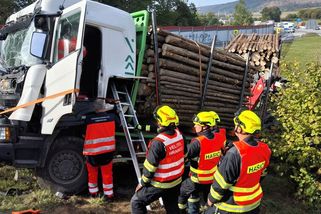 Řidič kamionu se dřevem se vyhnul jinému autu. Skončil v nemocnici s vážnými zraněními - Novinky