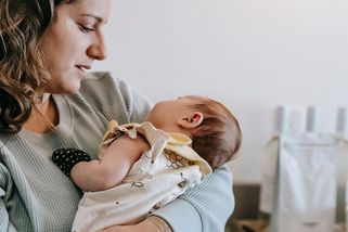 Leona (23): Tchyně mi nabídla pomoc po porodu. Po dvou týdnech už jen radila, jak mám pečovat - Médium.cz