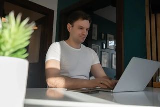 „Do víc než 50 se dřít nebudu.“ Mladí odmítají pracovat až do důchodu. Chtějí skončit dřív a mají jasný plán, jak to udělat