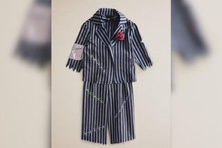 Řetězec Zara po skandálu stáhl z nabídky dětský kostým připomínající uniformu z Osvětimi - Novinky