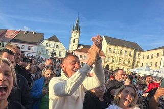 „Je tak bezprostřední.“ Babiš pařil v davu na Michala Davida. Show ale platil někdo jiný