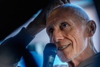 Jiná tvář, známý úsměv. Snímek Topolánka zachytil výraznou proměnu v době jeho nejtěžšího boje