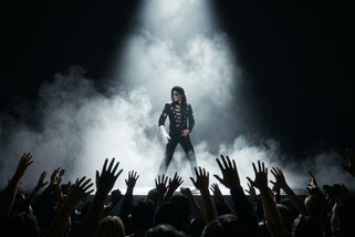 Film Michael: V cestě za nehynoucí slávou je nutné se vymanit z otcova stínu (70 %) - Médium.cz