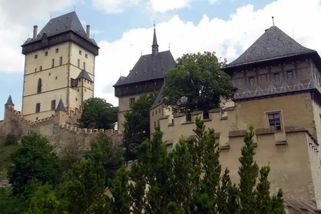 Výlet na Karlštejna byla pěkná fraška: Vlak v zastávce nezastavil a průvodčí se schoval na toaletě - Médium.cz