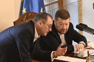 Bizarní scéna v prázdné Sněmovně: Okamura četl dlouhý seznam omluvenek. Chyběla opozice i vláda
