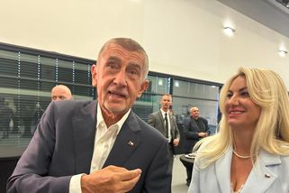 „Nebojíme se, že?“ Výrazná blondýna ovládla start kampaně, Babiš pomluvil jejího soupeře