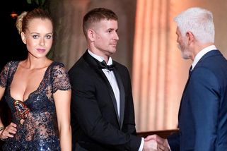 Navoněná bída! Manželka Červenky drsně sepsula róby na státních vyznamenáních – eXtra.cz