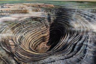 Do svých útrob vcucne letadlo i helikoptéru. Sibiřský důl Mir je víc, než jen díra plná diamantů - Médium.cz