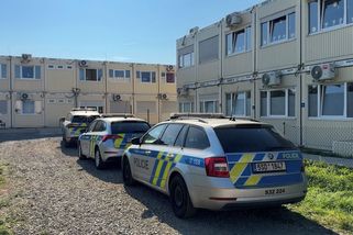 Policejní manévry na základní škole u Prahy: na tísňovou linku nahlásili vyhrožování žačky - Novinky