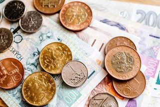 Příliš bohatí důchodci. Podívejte se, jak nízké jsou penze proti mzdám u sousedů