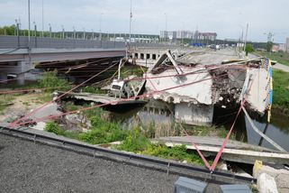 Rusko útočí na tepny Kyjeva. Zasáhlo další most a cizincům vzkázalo: Opusťte město