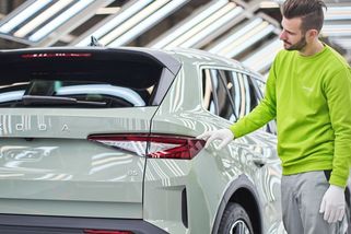 Škoda Auto údajně omezila výrobu. Rusové jí vybombardovali dodavatele - Seznam Zprávy