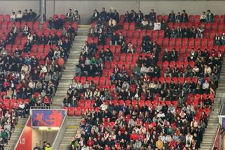 sinmed.cz/aktuality/prazdne-sedacky-a-ticho-nad-fotbalem-v-edenu-kroutili-hlavou-i-chorvate-1259.html?utm_source=www.seznam.cz&utm_medium=seznam_distribuce&utm_campaign=lide