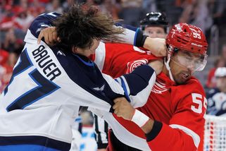 NHL uvítala novou mlátičku. Knokaut ostříleného rváče nikdo nečekal - Sport.cz