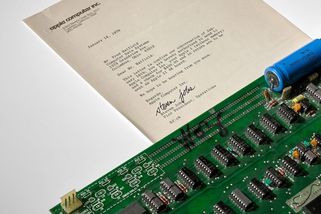 Za miliony koruny se draží 50 let starý počítač Apple. A je plně funkční - Seznam Zprávy