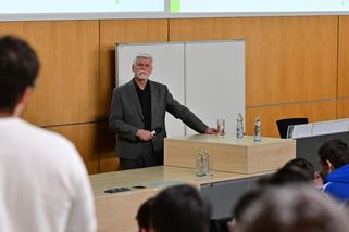 Pavel: Ministr nemůže prezidentovi zakazovat zastupovat zemi navenek - Novinky