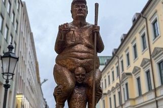 Oranžový mor. V Evropském parlamentu vystavili sochu nahého Trumpa - Novinky