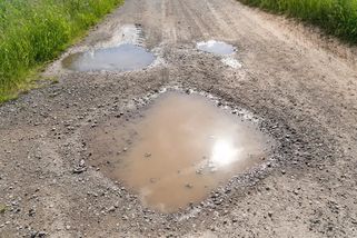 Muž vyskládal starý beton, aby zpevnil příjezdovou cestu. Lidé mu tleskají a děkují, obec na něj zavolala policii