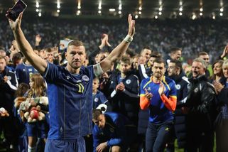 Bosenský diamant Džeko se rozloučil s reprezentací špalírem mezi hráči - Sport.cz