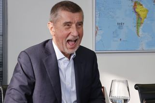 Andrej na horách: Babiš s dcerou Vivien a synem Frederikem vyrazili na kola do Alp. Kdo je u koní a jezera fotil? - Super.cz