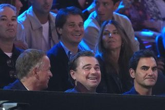 Poznáte ho i bez obvyklého maskování? DiCaprio se po boku Federera usmíval od ucha k uchu
