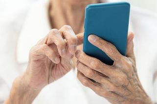 Pomohl seniorce zrušit nepotřebné služby. Pracovník Swisscomu dostal po 38 letech padáka - Novinky