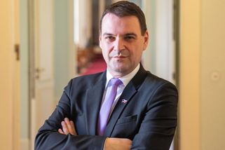 Poté, co ho ČT naštvala, se jí Petr Macinka pomstil po svém. Berete si lidi z ministerstva jako rukojmí, zepsuli ho - Super.cz